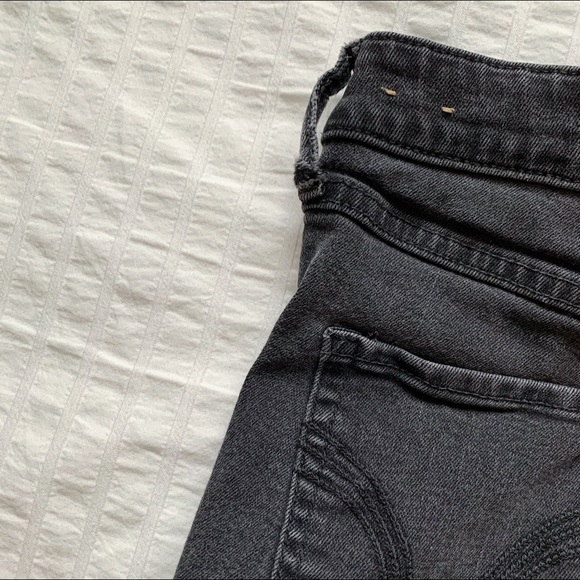 High-Rise Black Denim Hollister Jean - Size 3 - Picture 4 of 8
